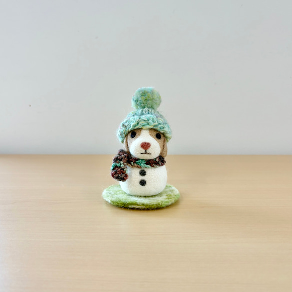 羊毛フェルトのマスコット 真顔のスノーワン（ビーグル・レモンカラー