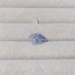 LUCE MACCHIA デュモルチェライトインクオーツとガラスのピアス 肌の上