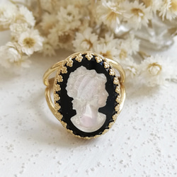 ヴィンテージガラス　フロストガラス　ブラック　カメオ　オーバル　リング　指輪　/　18ｘ13ｍm　/　ゴールドトーン 1枚目の画像