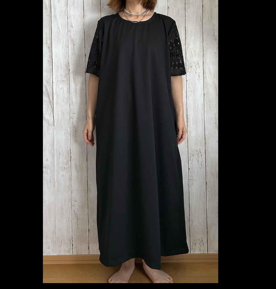 シワになりにくいシンプル袖レース黒ロングワンピース