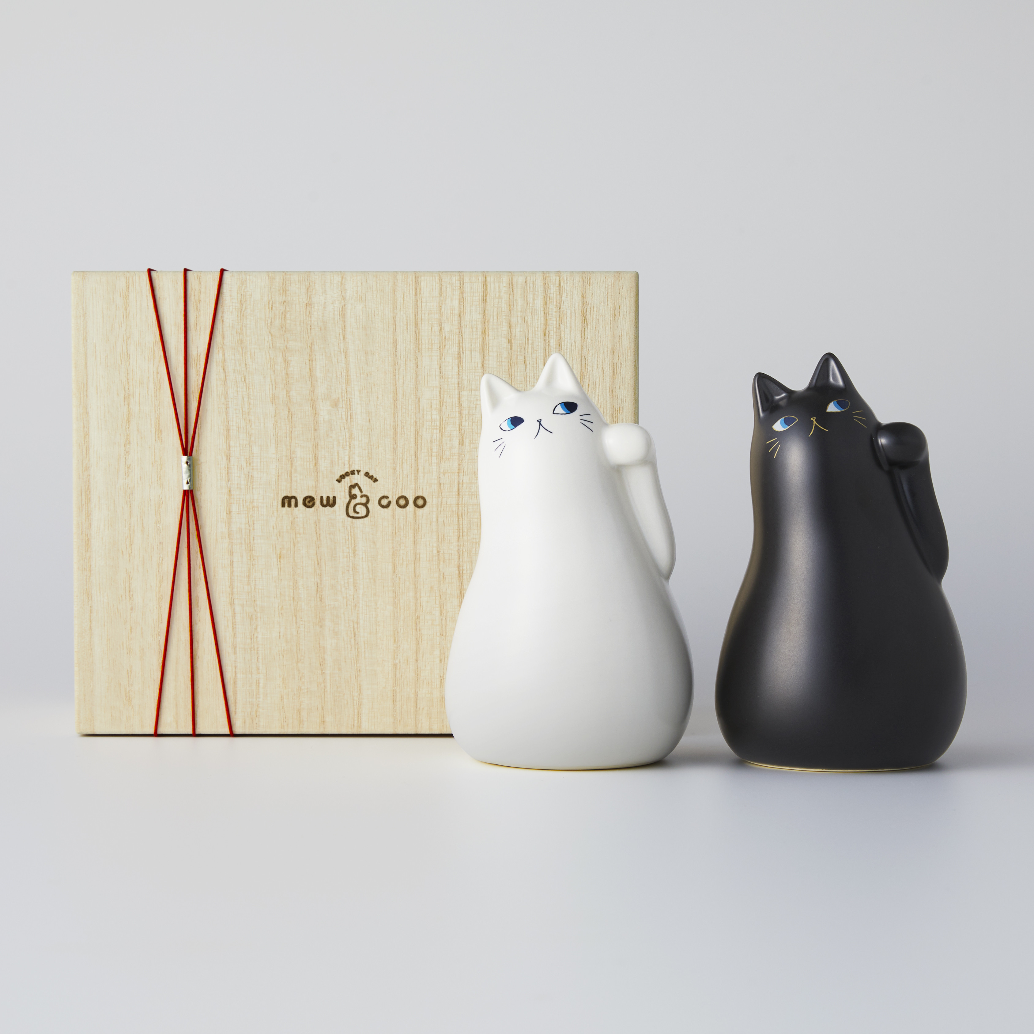 《新作》lucky cat 白・黒 2体セット（磁器・招き猫）オリジナル桐箱入り 14,652円