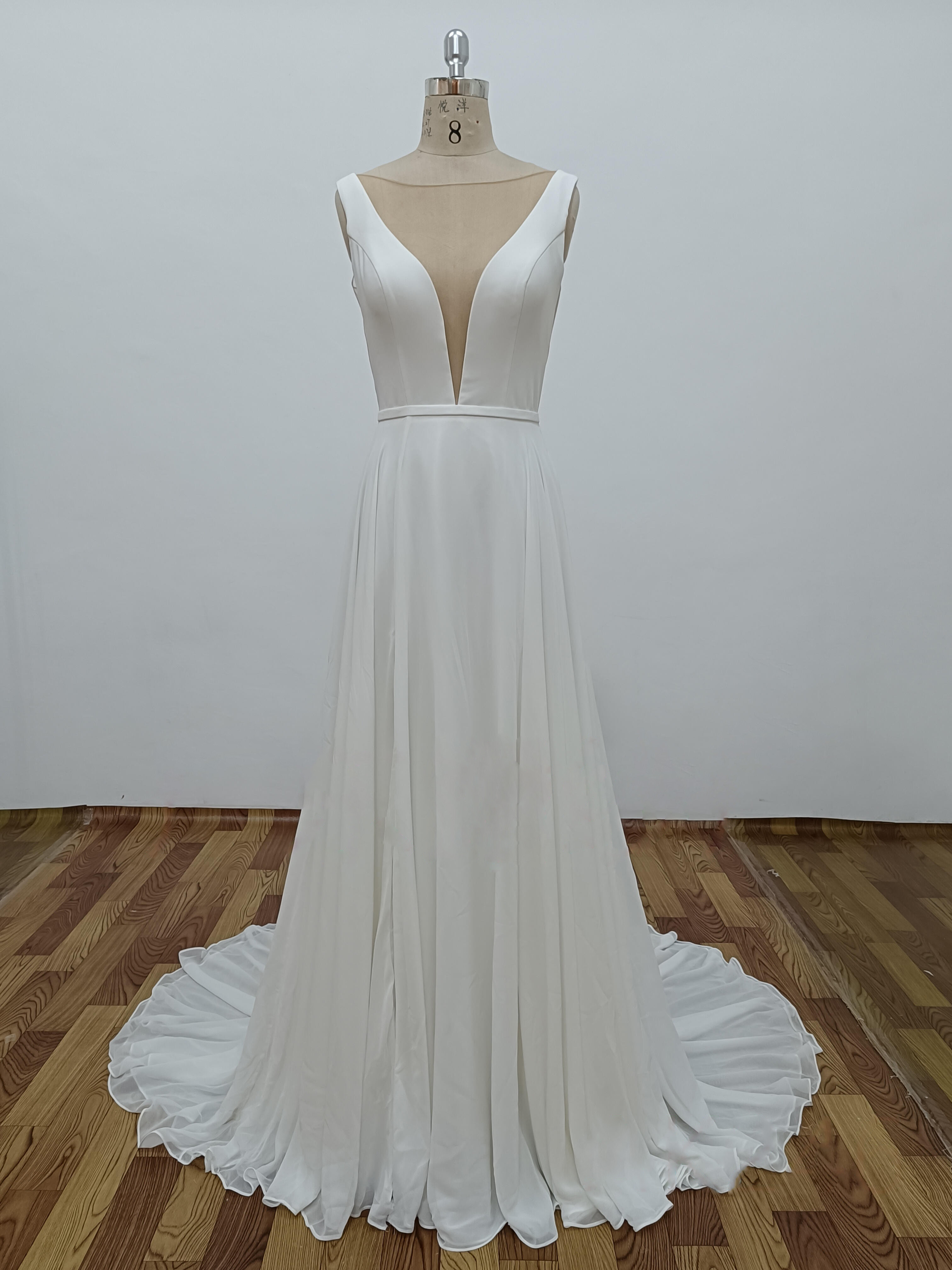 送料無料　Aライン　細見えシルエット　深めvネック　上品　チャック　短いトレーン　サイズオーダー可能　カラー変更　演奏会