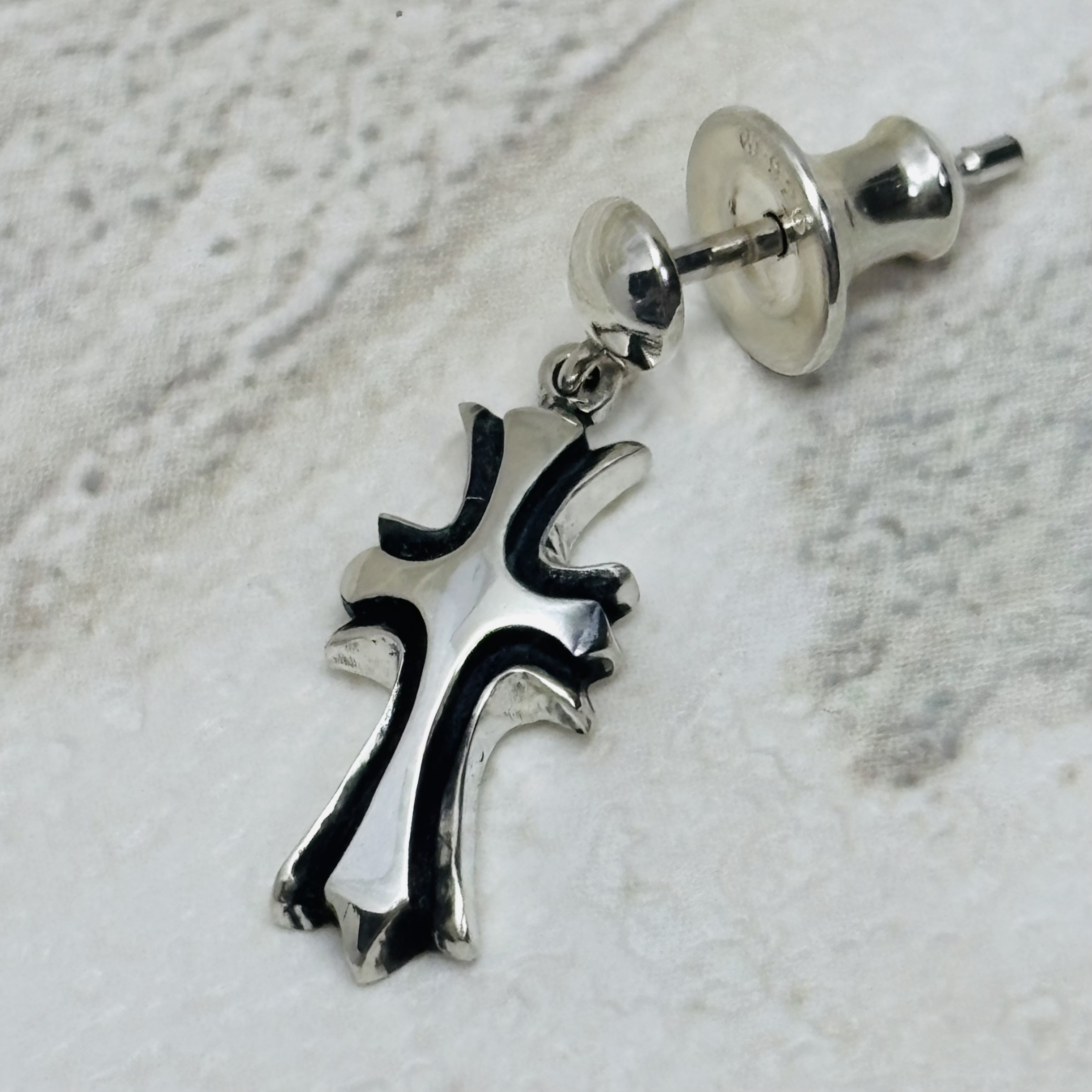 《nox cross drop》クロスピアス｜silver925・立体フォルム・片耳・ユニセックス・ネコポス送料無料