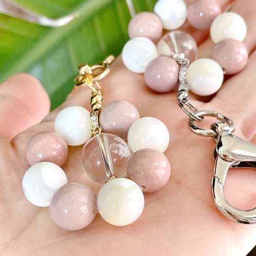 キューピットの彫刻入りクリスタルのキーホルダー／ピンクアラシャン