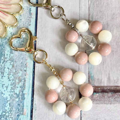 キューピットの彫刻入りクリスタルのキーホルダー／ピンクアラシャン