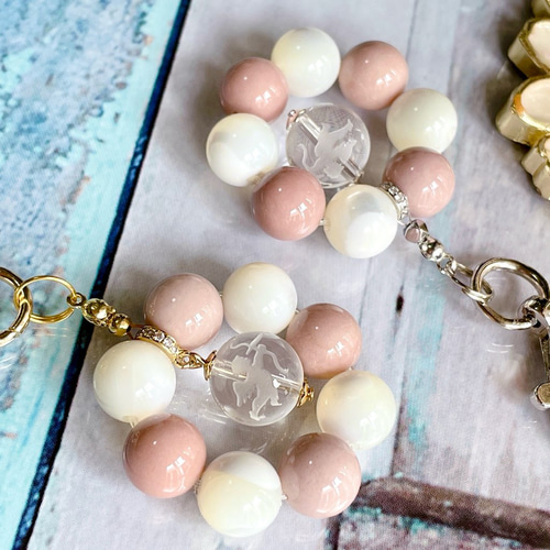 キューピットの彫刻入りクリスタルのキーホルダー／ピンクアラシャン