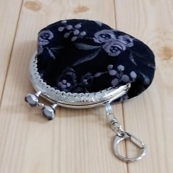 刺繍　がま口ミニポーチ　コインケース　キーホルダー　8.5cm口金　アクセサリーケース　花柄　ブラック　　227 2枚目の画像