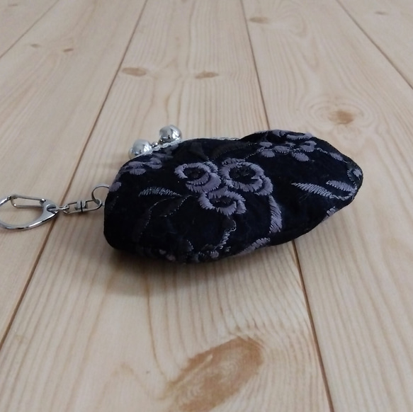 刺繍　がま口ミニポーチ　コインケース　キーホルダー　8.5cm口金　アクセサリーケース　花柄　ブラック　　227 6枚目の画像