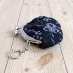 刺繍　がま口ミニポーチ　コインケース　キーホルダー　8.5cm口金　アクセサリーケース　花柄　ブラック　　227 5枚目の画像