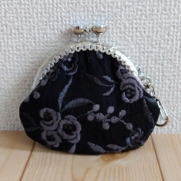 刺繍　がま口ミニポーチ　コインケース　キーホルダー　8.5cm口金　アクセサリーケース　花柄　ブラック　　227 1枚目の画像
