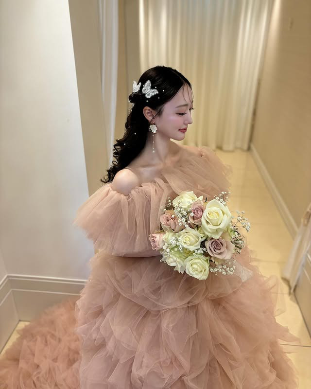 実例写真！カラードレス もも色 3ways 取り外しオフショルダー もこもこドレス 編み上げ 華やか 結婚式 花嫁