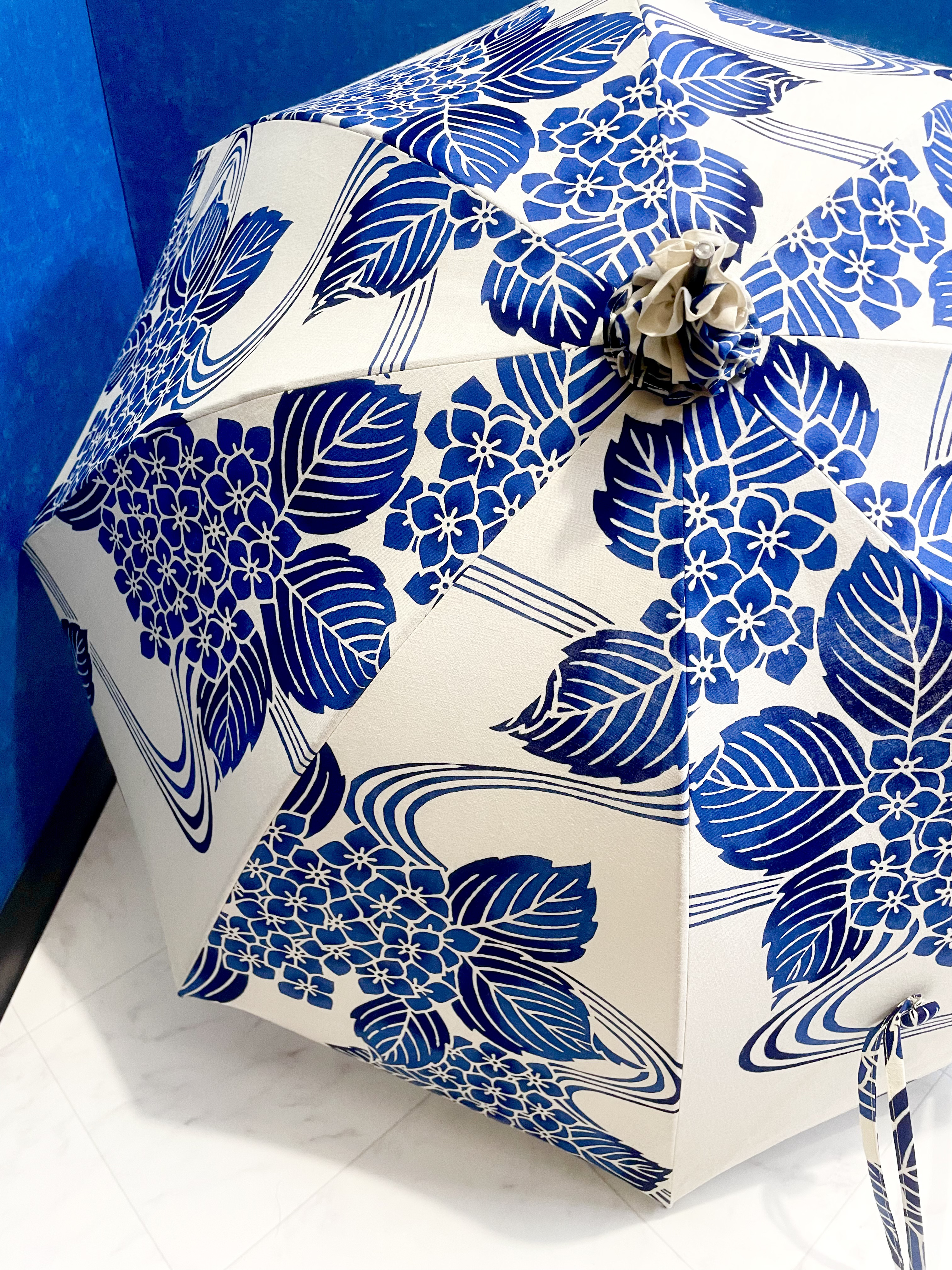 浴衣から生まれた日傘　紫陽花の その水いろのかなしみの 滴るゆふべ蜩（かなかな）のなく