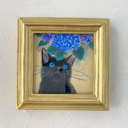 絵画。原画【手の中の紫色のアサガオ、かわいい黒猫とウサギ】 黒猫を肩に乗せて｜Alpaka