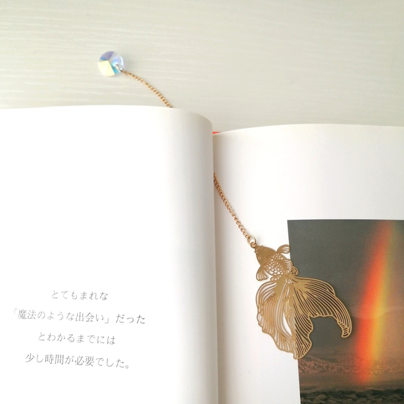 在庫限り【金魚とキラキラオーロラガラスのブックマーカー】　本のしおり　しおり　栞　ブックマーカー　ブックマーク　金魚 2枚目の画像