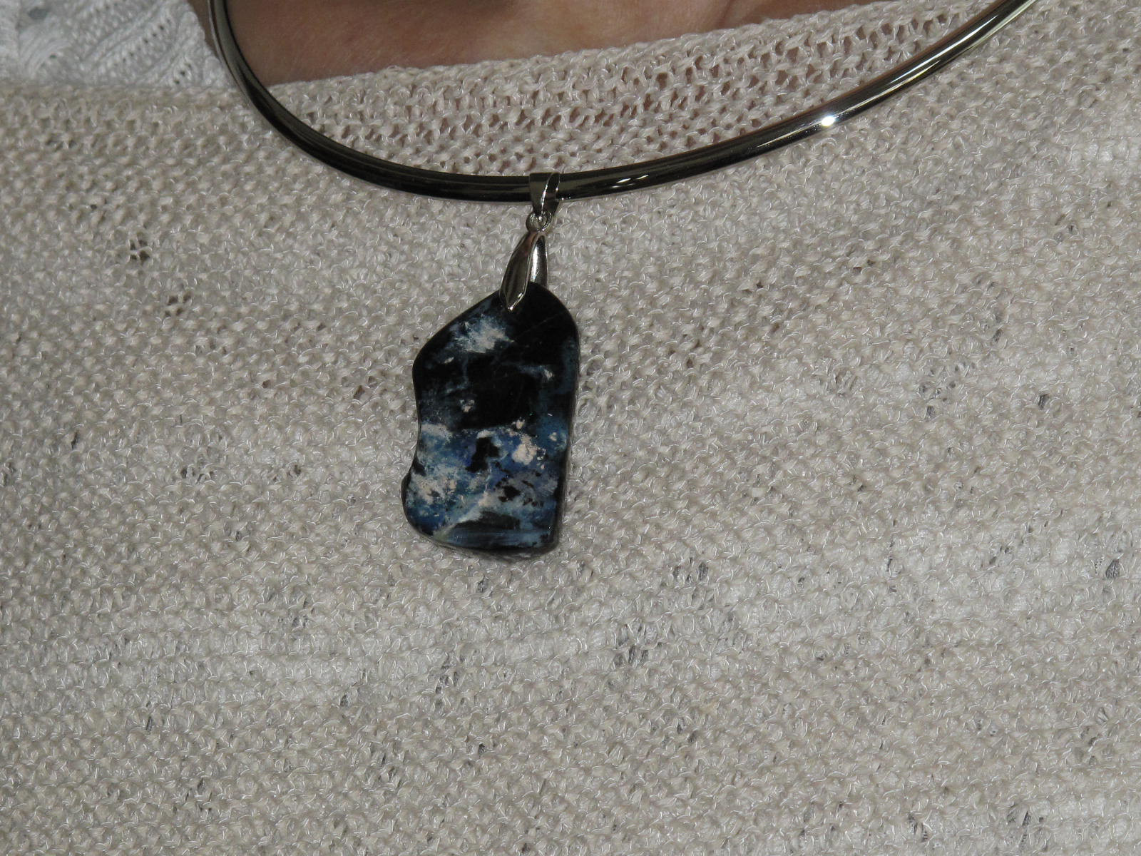 夜の海の波しぶき