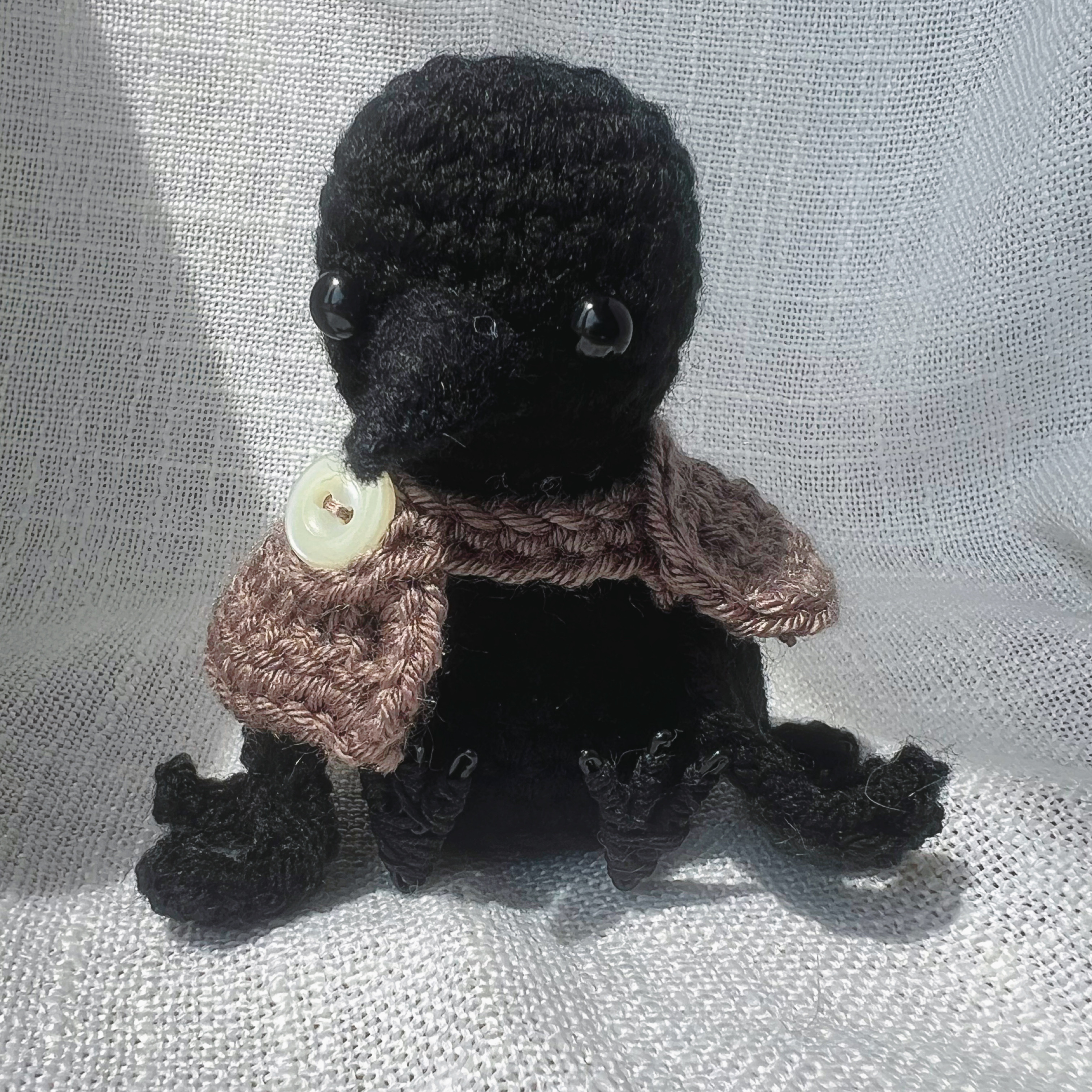 【ひろ】　あみぐるみ　オーダーメイド　ぬいぐるみ　アートドール　カラス カラスさん あみぐるみ あみぐるみ 琴 通販 19313214｜Creema(クリーマ)