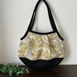 黒と白の花柄 グラニーバッグ ワンショルダーバッグ グラニーバッグ 白地に黒の花柄