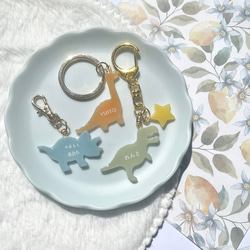 【名入れ】恐竜のネームキーホルダー  ネームタグ ネームプレート 席札 出産祝い 名前入り 推し活 4枚目の画像