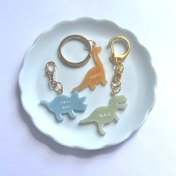 【名入れ】恐竜のネームキーホルダー  ネームタグ ネームプレート 席札 出産祝い 名前入り 推し活 3枚目の画像