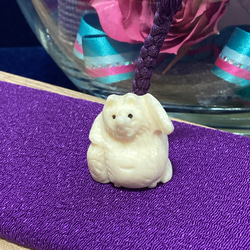 天然素材牙彫刻フクロウ根付け新品シルクの紐を付けています☆ー