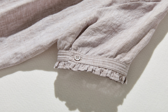 上品な着こなしに♪ リネン100% バンドカラーシャツ リネンブラウス 半袖シャツ　紫がかった灰色　250509-2 6枚目の画像