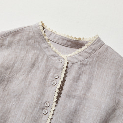 上品な着こなしに♪ リネン100% バンドカラーシャツ リネンブラウス 半袖シャツ　紫がかった灰色　250509-2 2枚目の画像