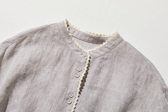 上品な着こなしに♪ リネン100% バンドカラーシャツ リネンブラウス 半袖シャツ　紫がかった灰色　250509-2 2枚目の画像