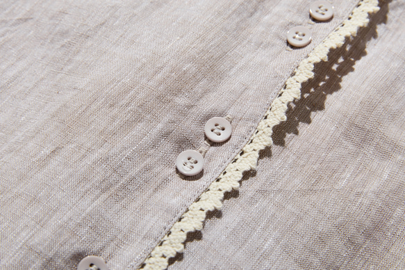 上品な着こなしに♪ リネン100% バンドカラーシャツ リネンブラウス 半袖シャツ　紫がかった灰色　250509-2 4枚目の画像