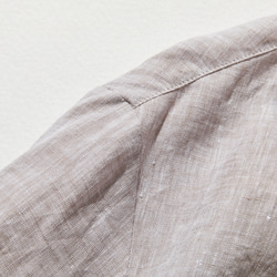 上品な着こなしに♪ リネン100% バンドカラーシャツ リネンブラウス 半袖シャツ　紫がかった灰色　250509-2 3枚目の画像