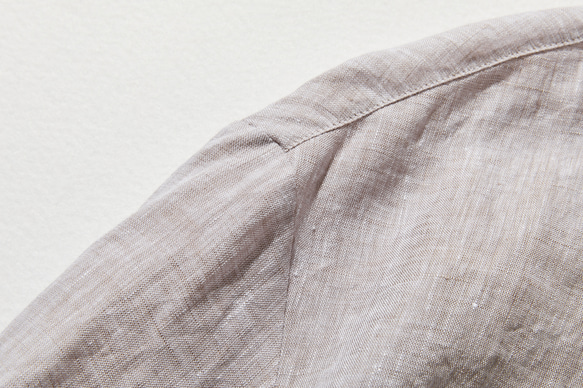 上品な着こなしに♪ リネン100% バンドカラーシャツ リネンブラウス 半袖シャツ　紫がかった灰色　250509-2 3枚目の画像