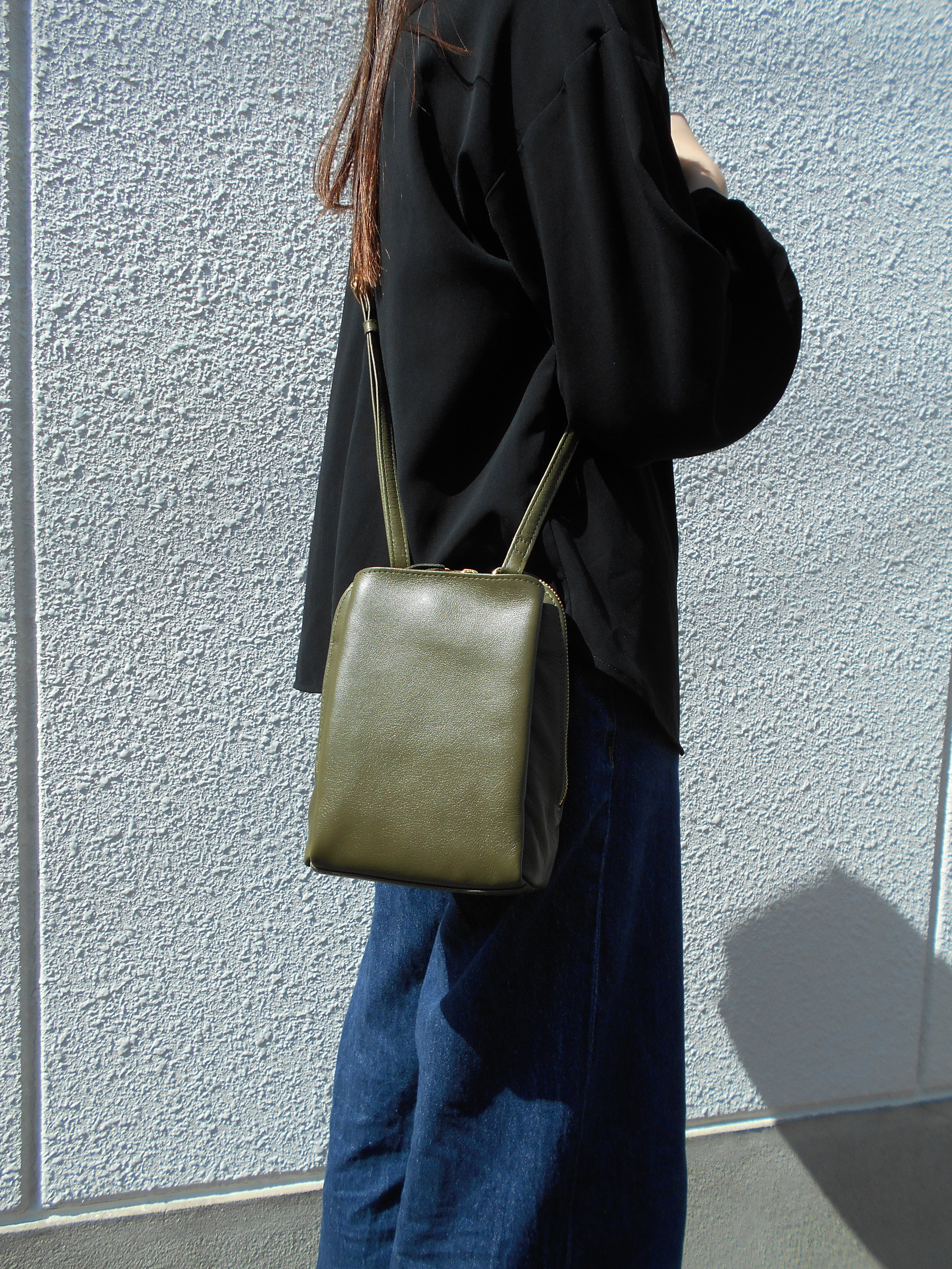 【送料無料】柔らかレザーのスマホショルダー