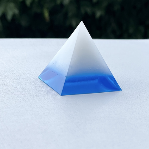 ピラミッド型の盛り塩オルゴナイト☆富士山☆交換は一年後☆お皿付き