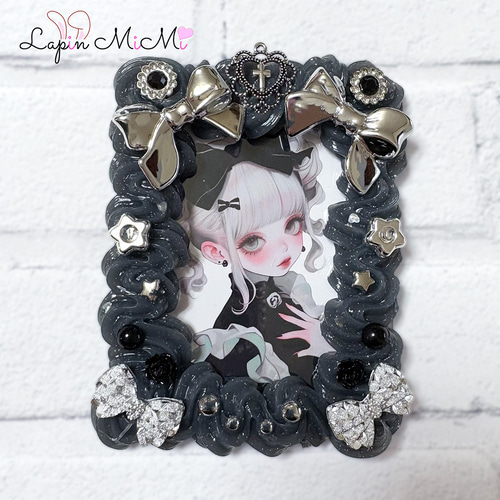 受注製作】黒 ラメ ホイップデコ B8 硬質トレカケース シルバー リボン