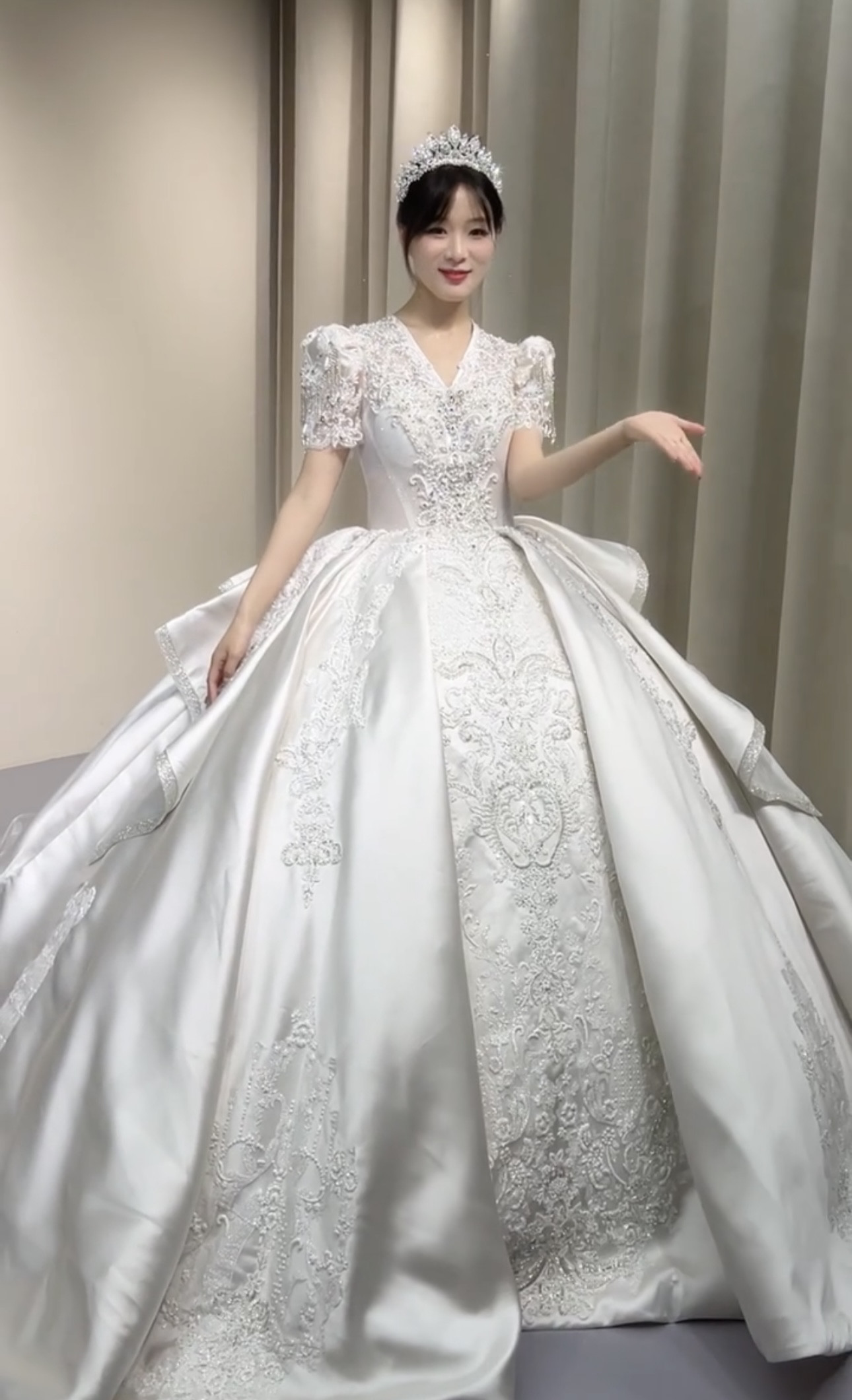 大人気　ラッフルスカート　高級サテン　ウェディングドレス　パフスリーブ　半袖　韓国スタイル　華やかな引裾　編み上げ　花嫁 52,020円