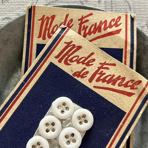 フランス Vintage ヴィンテージボタン シート付き ミルクガラス