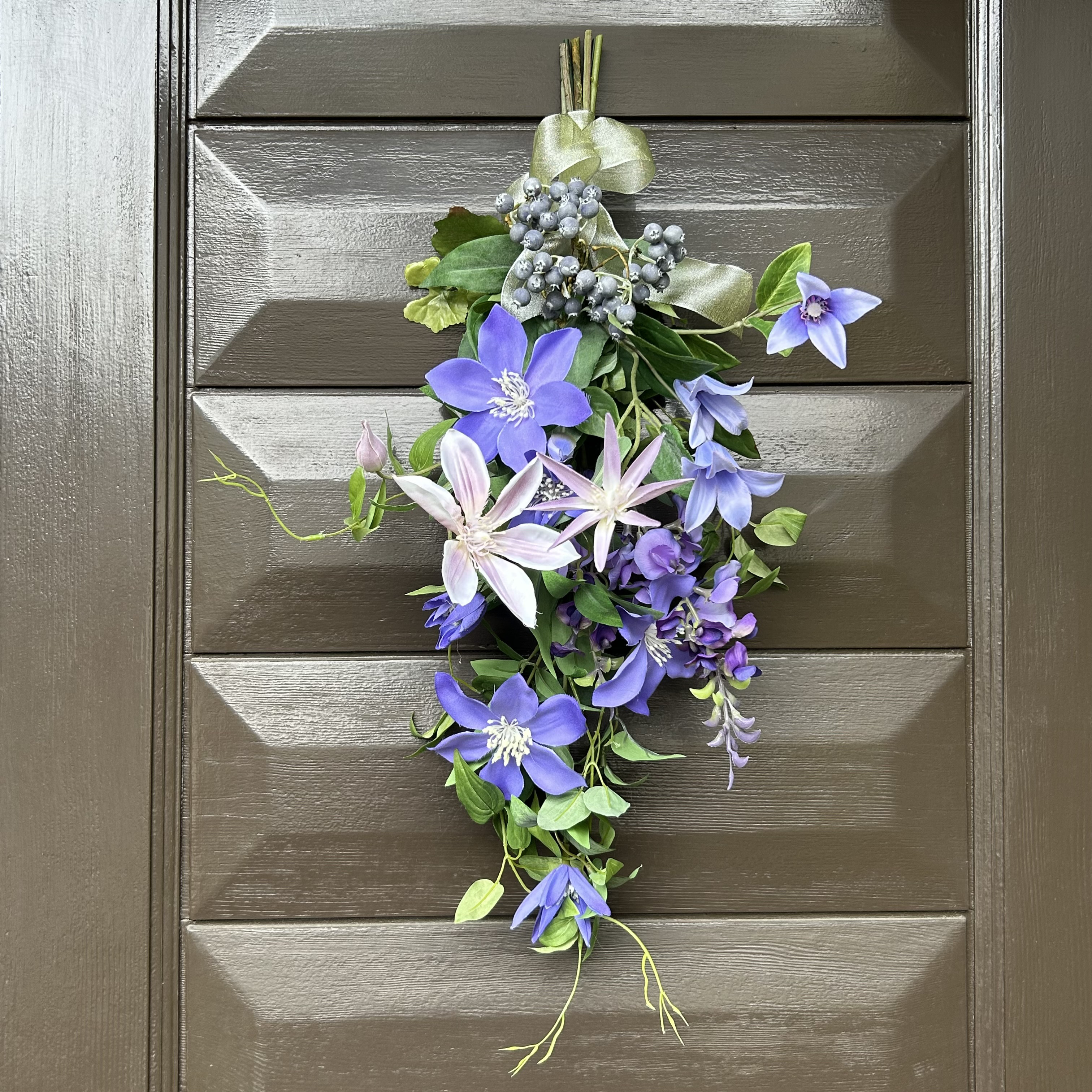 NEW！”クレマチスのスワッグ”  新花材を使用　花材は全てアーティフィシャルフラワー、お手入れ要らず、フラワーギフトに