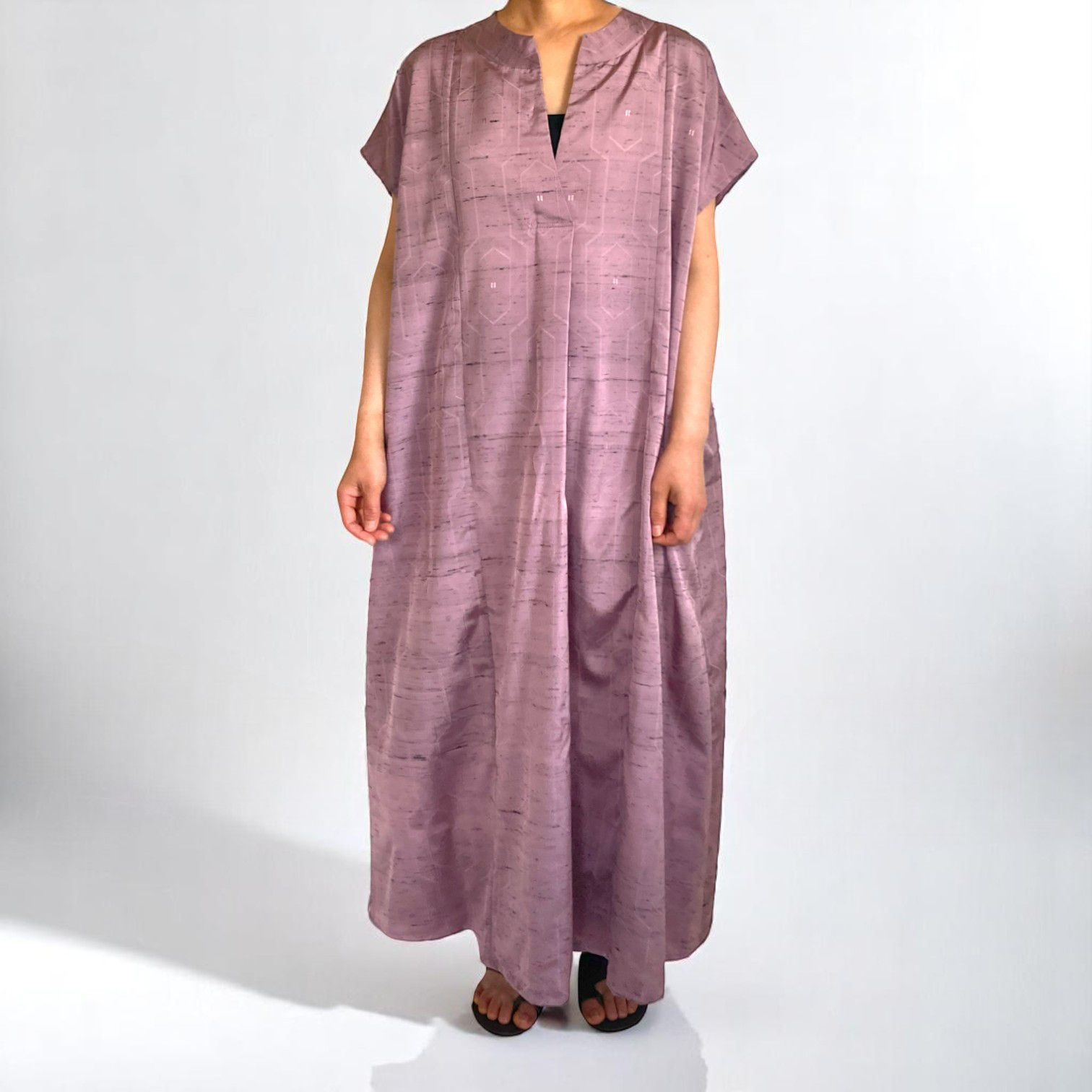 紬の着物から仕立てた 和モダンロングワンピース／キーネック・ゆったりシルエット／オールシーズン対応