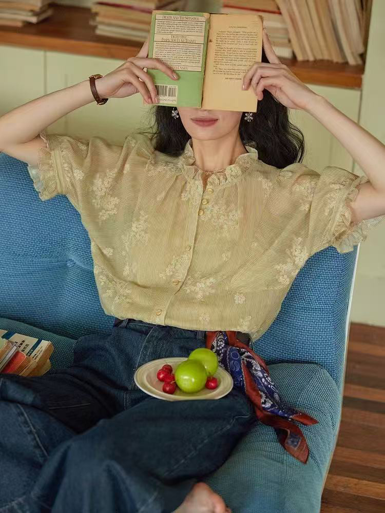 花柄ジャガードブラウス　五分袖ブラウス　フリル襟　インナー付き　二色 7,031円