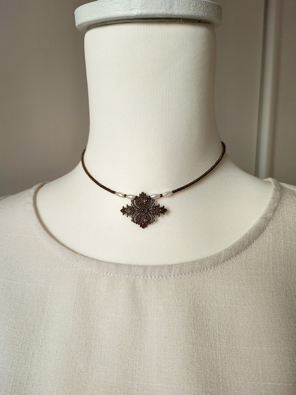 透かしパーツとフェイクパールのチョーカー 5枚目の画像