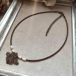 透かしパーツとフェイクパールのチョーカー 10枚目の画像