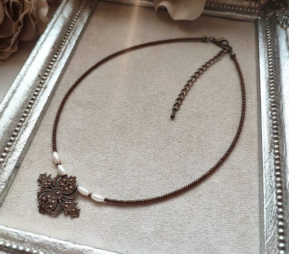 透かしパーツとフェイクパールのチョーカー 10枚目の画像