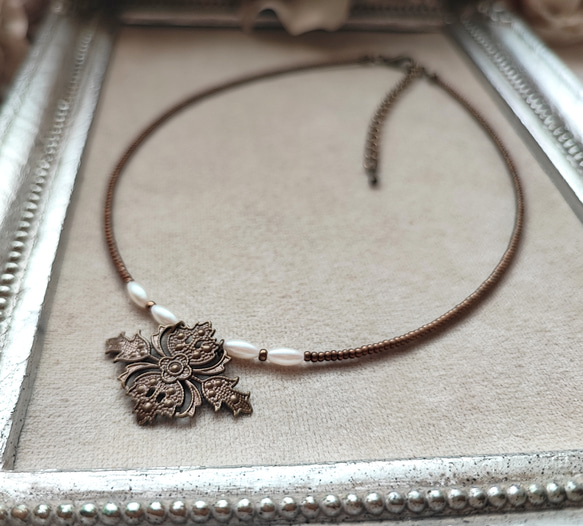 透かしパーツとフェイクパールのチョーカー 13枚目の画像