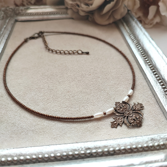 透かしパーツとフェイクパールのチョーカー 6枚目の画像