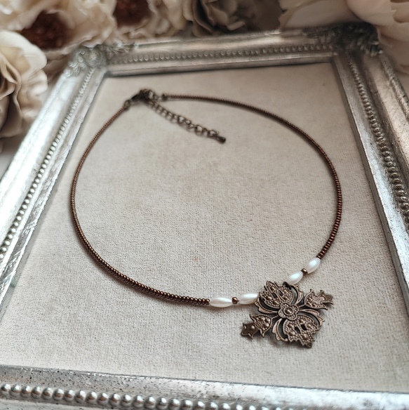 透かしパーツとフェイクパールのチョーカー 11枚目の画像