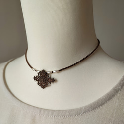 透かしパーツとフェイクパールのチョーカー 12枚目の画像