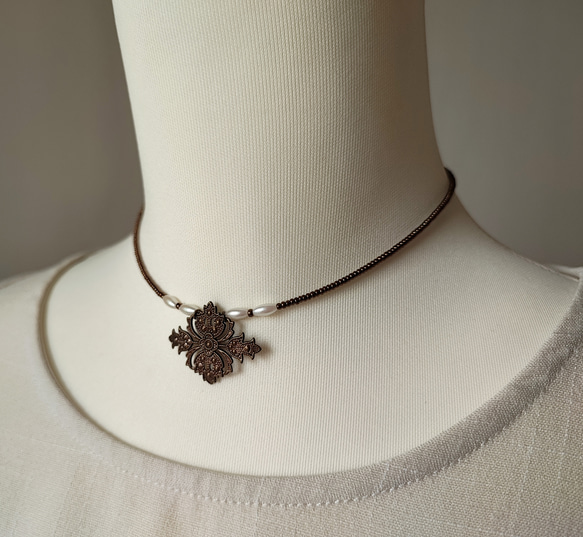 透かしパーツとフェイクパールのチョーカー 12枚目の画像