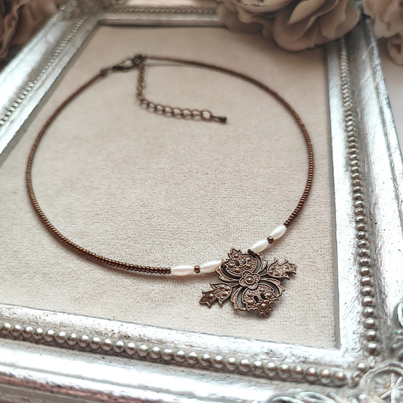 透かしパーツとフェイクパールのチョーカー 4枚目の画像