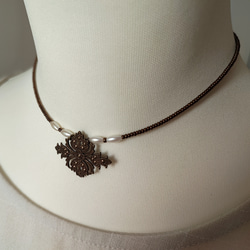 透かしパーツとフェイクパールのチョーカー 8枚目の画像