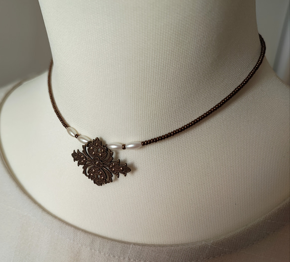 透かしパーツとフェイクパールのチョーカー 8枚目の画像