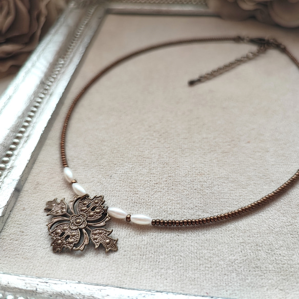 透かしパーツとフェイクパールのチョーカー 7枚目の画像